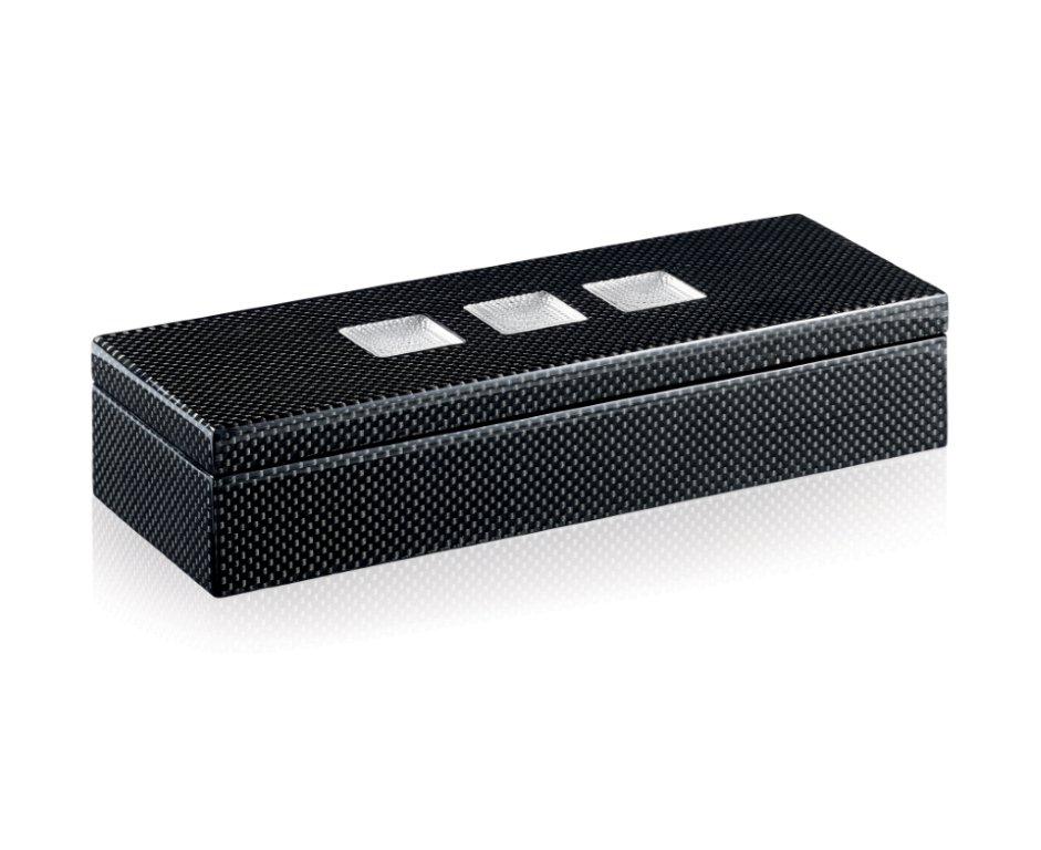 碳纖維給人的沈實與紋理所展視的躍動感，為製造出「玻